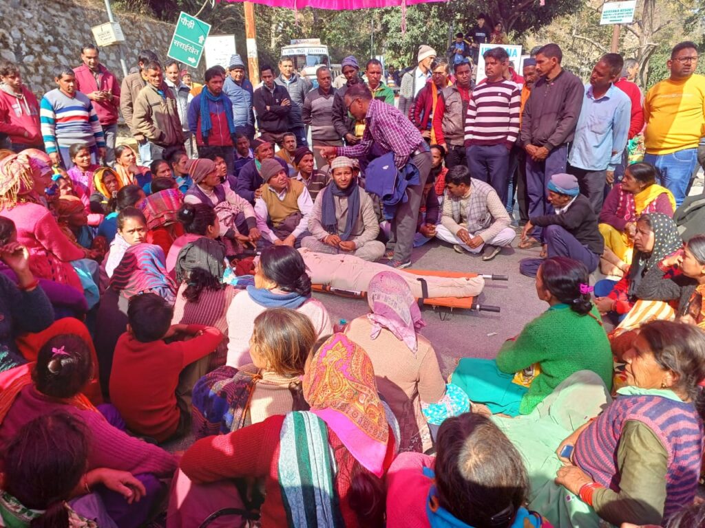 महिला का शव सड़क पर रख ग्रामीणों ने हाईवे किया जाम, बाघ ने  बनाया निवाला, अब 1 करोड़, नौकरी और ये है मांग