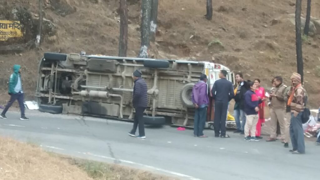 पाताल भुवनेश्वर जा रही पर्यटकों की बस सड़क पर पलटी, 10 महिला, बच्चें व भक्त घायल