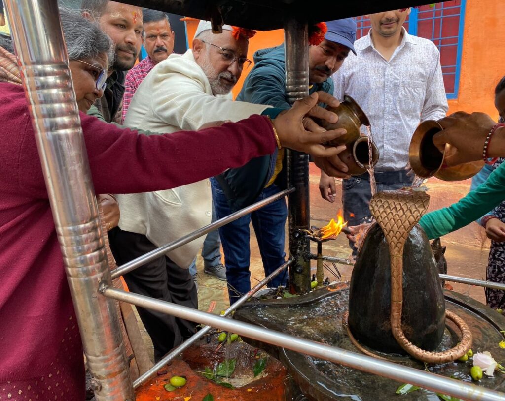 अल्मोड़ाः कांग्रेस नेताओं ने जिले के 11 शिव मंदिरो में चढ़ाया जल… वजह ये थी बल