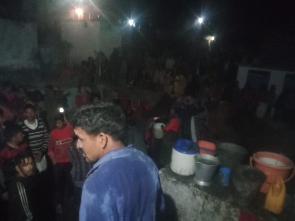 मकान में लगी आग….गरीब का सारा सामान खाक…. एकजुट हुए ग्रामीणों ने बुझाई आग