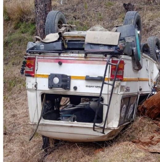 अल्मोड़ाः खाई में गिरा वाहन….. 6 घायल, 4 गंभीर