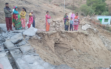 अल्मोड़ा में हैलीपैड शुरू करने से पहले टाटिक गांव का रास्ता हुआ बंद… ग्रामीणों में आक्रोश