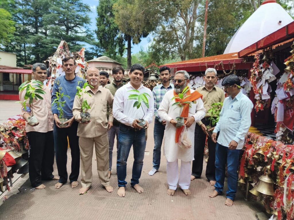 आप ने किया चितई मंदिर के आसपास पौंधरौपण